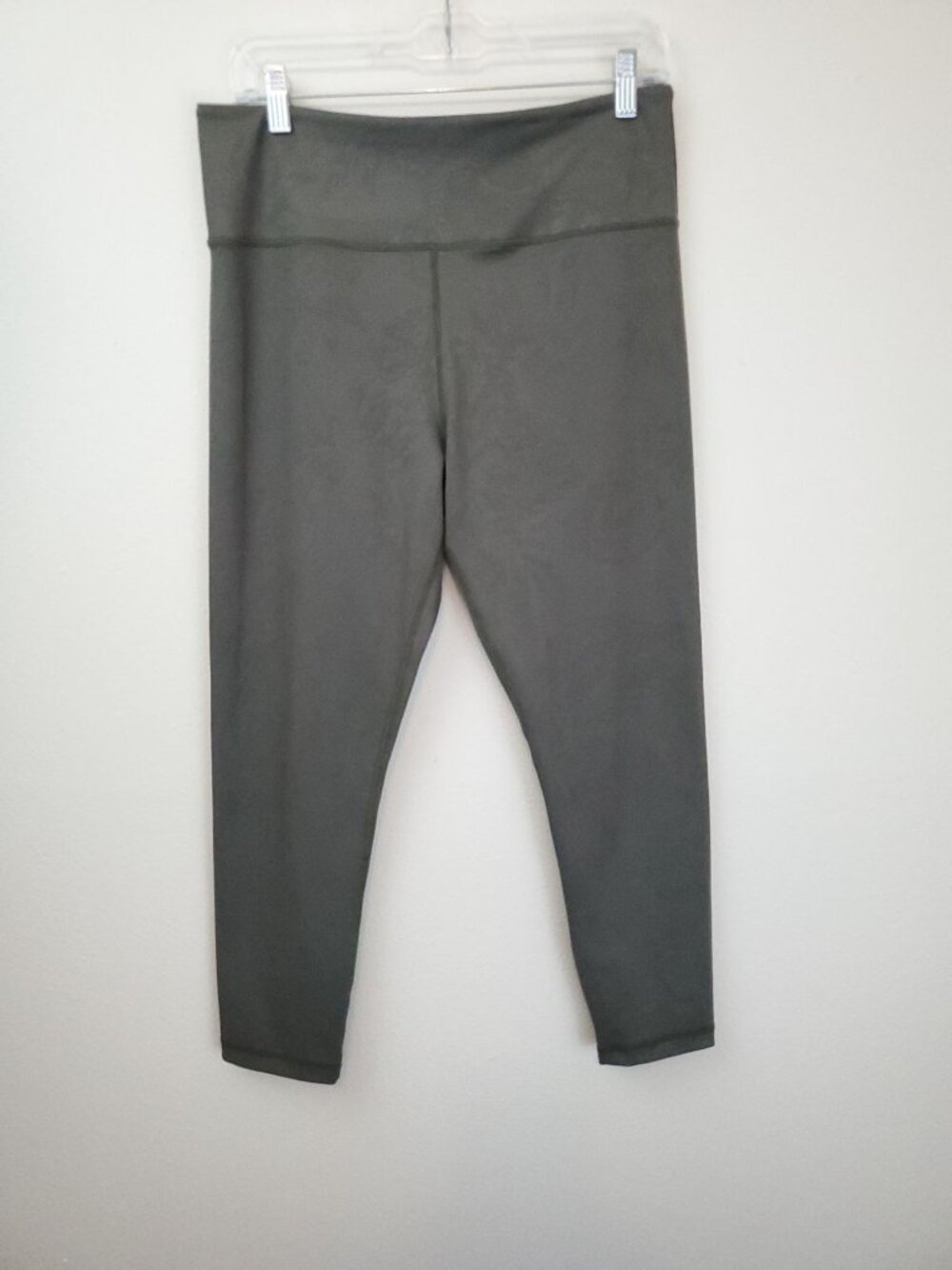 Zyia Active sage green floral textured ankle-length leggings